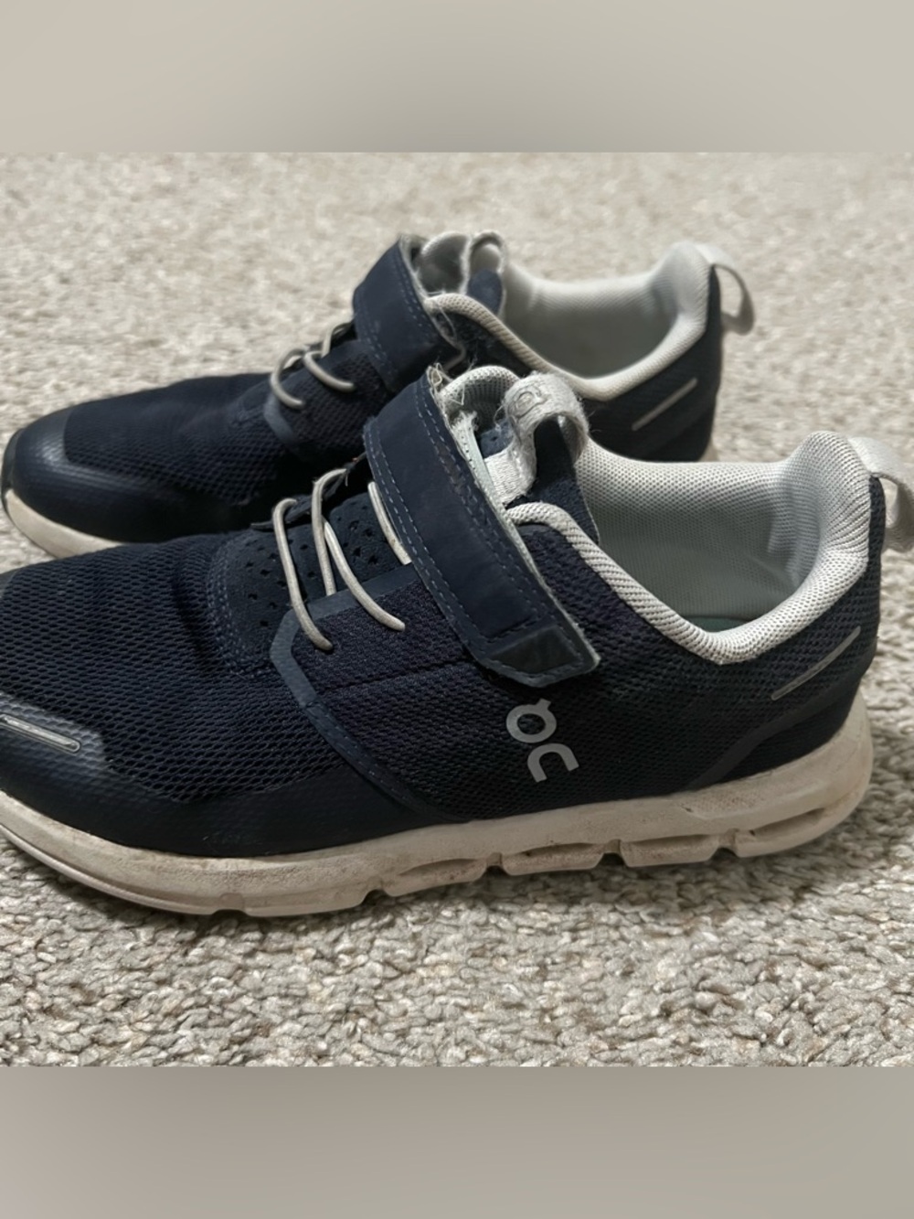 On Running Kids Navy and White Sneakers with Hook-and-Loop Strap Size 2.5